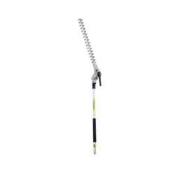 Accesorio cortasetos STIHL HL-KA para guadañadora KM 85R montado y listo para usar en un jardín.