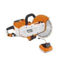 Tronzadora a batería STIHL TSA 230 realizando un corte preciso en material de construcción