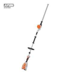Cortasetos de altura STIHL HLA 66 a batería en uso, podando un seto alto con precisión.