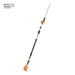 Cortasetos de altura STIHL HLA 86 en uso, mostrando su versatilidad.
