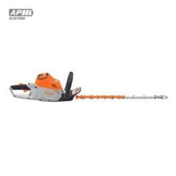 Cortasetos STIHL HSA 100 a batería en uso, podando setos con precisión y sin esfuerzo.
