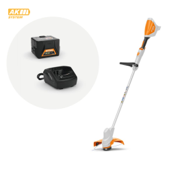 Guadañadora STIHL FSA 57 a batería en uso, realizando un corte de césped preciso en un jardín.