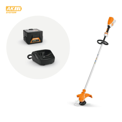 Guadañadora STIHL FSA 60R a batería en acción, cortando césped con precisión y sin cables.