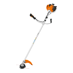 Guadañadora STIHL FS161 vista frontal con herramientas de corte, ideal para trabajos de paisajismo y agricultura. Consulta su precio.