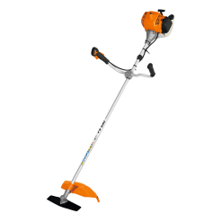 Guadañadora STIHL FS230 en acción, cortando hierba en un campo