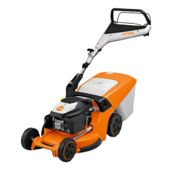 Cortacésped STIHL RM 448.3T en acción cortando césped en un jardín