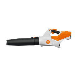 Sopladora STIHL BGA 60 a batería en funcionamiento, limpiando hojas de un jardín