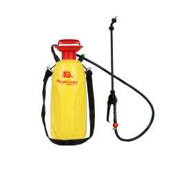 Fumigadora manual Royal Condor Handy 7 litros en uso, con el usuario aplicándola en un jardín.