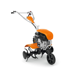 Motoazada STIHL MH 610 con ancho de trabajo ajustable en campo agrícola