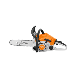 Motosierra STIHL MS 162 a gasolina en funcionamiento, cortando un tronco con precisión.