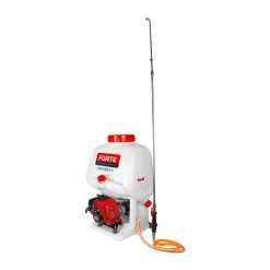 Fumigadora de espalda motorizada FORTE FWZ-25 en uso agrícola, vista lateral.